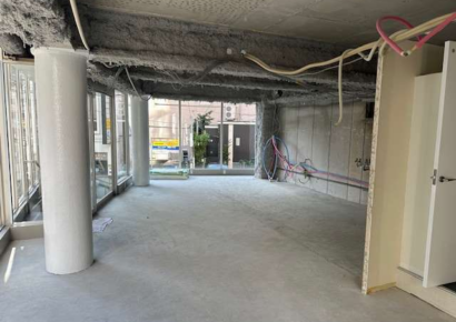 角地に建つガラスウォールの素敵ビル( *´艸｀)直接入店できる専用階段あり◎
