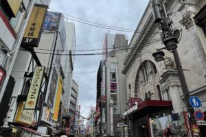 【ミナミ一等地】昼夜人通り絶えない御堂筋沿い★袖看板等で店舗認知度UP！！