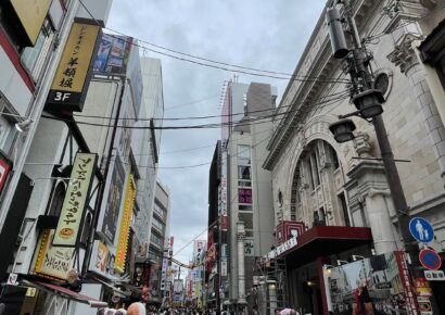 【ミナミ一等地】昼夜人通り絶えない御堂筋沿い★袖看板等で店舗認知度UP！！