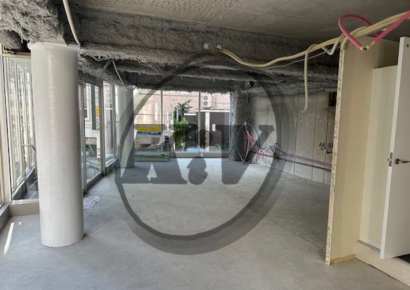 角地に建つガラスウォールの素敵ビル( *´艸｀)直接入店できる専用階段あり◎