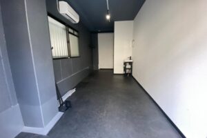 地域密着型店舗に◇学校真向かいで生活動線に面した好立地♪