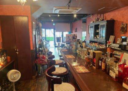 駅前通り商店街路面店(*’▽’)ガラス張りのおしゃれBAR♪