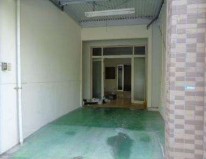 公園目の前(^^)/自然を感じるロケーションで屋内車庫付きの路面物件。