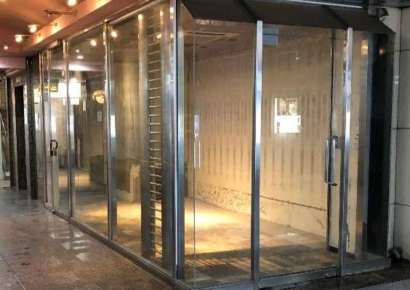 ミナミの中心・宗右衛門町(=ﾟωﾟ)ﾉガラス張り×路面でナイス視認性☆