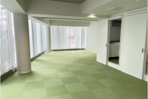 角地に建つガラスウォールの素敵ビル( *´艸｀)お店にもオフィスにもOK