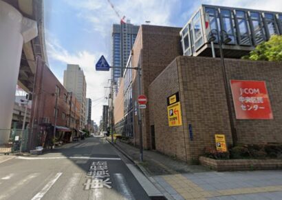 区役所スグ(^o^)／間もなく完成する新築マンション。ピッカピカの路面です。