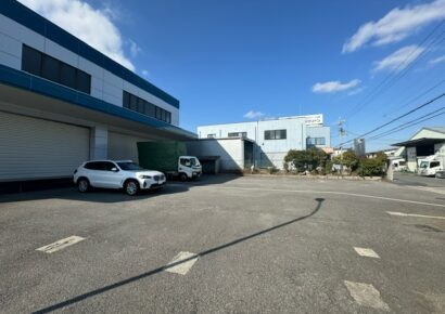 【検査済証有】中環スグ！間口も前面道路も広々！！　敷地使用面積６００坪超大型倉庫(≧▽≦)