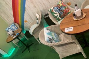 交差点すぐの居抜き物件(・∀・)店内飲食OKなテイクアウト店跡です。