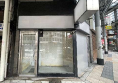 泉の広場の「まうえ」角ビルの1階テナント募集開始です(‘◇’)ゞ