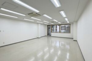 土佐堀通・バス停目の前( *´艸｀)ちゃんと見てもらえる路面物件♪