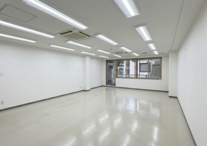 土佐堀通・バス停目の前( *´艸｀)ちゃんと見てもらえる路面物件♪