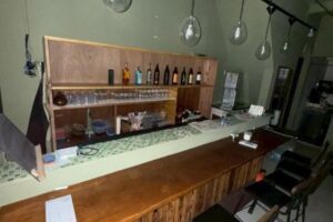 商店街スグの路地裏で、隠れ家感を演出。何商可能でございます(/・ω・)/