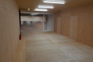 大きな窓が魅力♪商店街から専用階段で入店できるワンフロアーテナント(´っ･ω･)っ