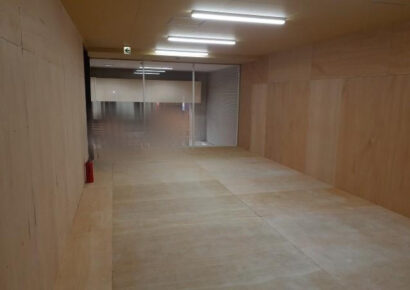 大きな窓が魅力♪商店街から専用階段で入店できるワンフロアーテナント(´っ･ω･)っ