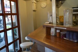 駅出てすぐ!!角地×居抜き＝即戦力物件(=ﾟωﾟ)ﾉ