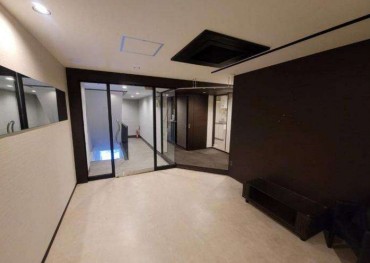 駅ホーム目の前★飲食店もOKなワンフロアーテナント(・∀・)