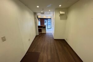 【視認性◎】上町筋沿い★「とにかく目立つ」小型路面店！地下倉庫も使えます