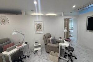 駅前角ビルのワンフロアーを独占!!美装サロン跡♪