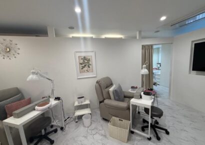 駅前角ビルのワンフロアーを独占!!美装サロン跡♪