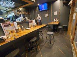 ビルインで間口広々♪カウンターメインの酒場です(*´ω｀)