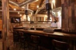 駅出口目の前(^o^)／2フロアー居酒屋居抜き★