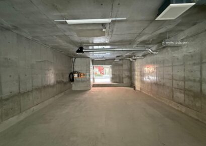 2026年完成したばかりのハイグレードレジデンス1階(^^)/両面道路に面してます。