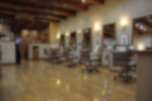 「昔、美容室だった場所が、次はあなたのお店になる。」そんなストーリーを描ける路面店舗。