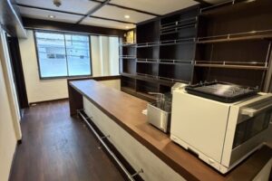 【本町】駅出口スグ！譲渡金不要！！　なかなか出ないエリアのBAR居抜き