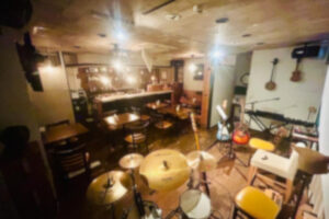 音楽好きが集まる場所をつくるなら、千日前の“ミュージックバー居抜き”が面白い！🎸🎶
